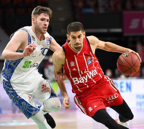 12 02 2021, xemx, Basketball BBL Bundesliga, FC Bayern Muenchen Basketball Fraport Skyliners emspor, v l Jon Axel Gudmundsson Fraport Skyliners and Diego Flaccadori FC Bayern Basketball duel, duel, fight, tackle Muenchen