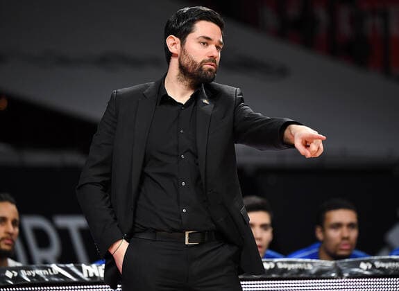 12 02 2021, xemx, Basketball BBL Bundesliga, FC Bayern Muenchen Basketball Fraport Skyliners emspor, v l head coach Sebastian Gleim Fraport Skyliners gives instructions, gestures with arms, gesticulate, gives instructions Muenchen