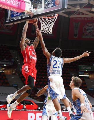 12 02 2021, xemx, Basketball BBL Bundesliga, FC Bayern Muenchen Basketball Fraport Skyliners emspor, v l Jalen Reynolds FC Bayern Basketball with Dunking Quantez Robertson Fraport Skyliners Muenchen