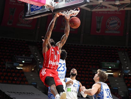 12 02 2021, xemx, basketball BBL Bundesliga, FC Bayern Muenchen basketball Fraport Skyliners emspor, v l Jalen Reynolds FC Bayern basketball with dunking Muenchen