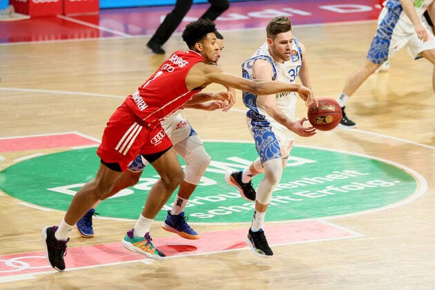 Jason George FCBB in a duel with Jon Axel Gudmundsson Skyliners during the 18th matchday in the Beko BBL Bundesliga on 12 02 2021 GER, Basketballl, Beko BBL Bundesliga, FC Bayern Basketball vs Fraport Skyliners, 12 02 2021 Muenchen Copyright: xMarcelxEngelbrechtx Eibner-Pressefotox EP_met