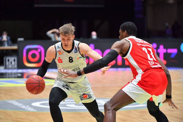 Chemnitz, Germany 12 February 2021 BBL 2020 2021 Niners Chemnitz vs Brose Bamberg v li in duel Jan Niklas Wimberg Chemnitz , Shevon Thompson Bamberg , Copyright: xFotostandx xDostmannx