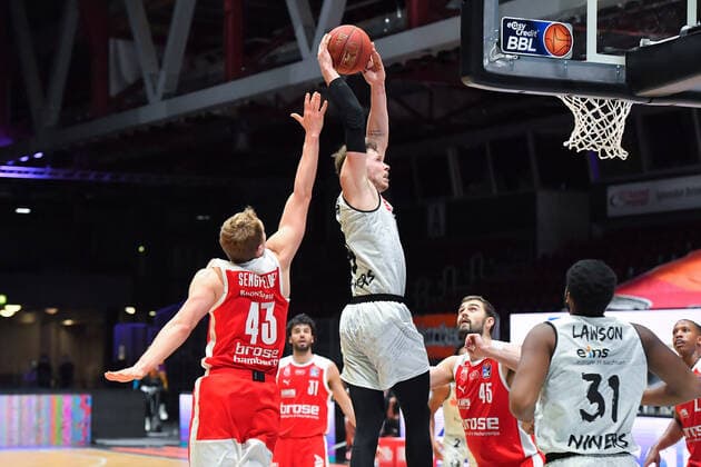 Chemnitz, Germany 12 February 2021 BBL 2020 2021 Niners Chemnitz vs Brose Bamberg Korbleger v li Christian Sengfelder Bamberg , Jan Niklas Wimberg Chemnitz , Copyright: xFotostandx xDostmannx