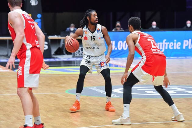 Chemnitz, Germany 12 February 2021 BBL 2020 2021 Niners Chemnitz vs Brose Bamberg v li in duel Marcus Thornton Chemnitz , Kenneth Ogbe Bamberg , Copyright: xFotostandx xDostmannx