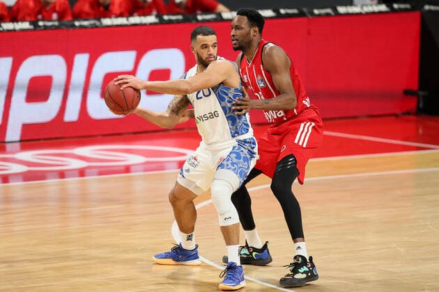 Rasheed Moore Skyliners and JaJuan Johnson FCBB during the 18th matchday in the Beko BBL Bundesliga on 12 02 2021 GER, Basketballl, Beko BBL Bundesliga, FC Bayern Basketball vs Fraport Skyliners, 12 02 2021 Muenchen Copyright: xMarcelxEngelbrechtx Eibner-Pressefotox EP_met