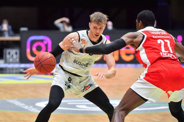 Chemnitz, Germany 12 February 2021 BBL 2020 2021 Niners Chemnitz vs Brose Bamberg v li in duel Jan Niklas Wimberg Chemnitz , Shevon Thompson Bamberg , Copyright: xFotostandx xDostmannx