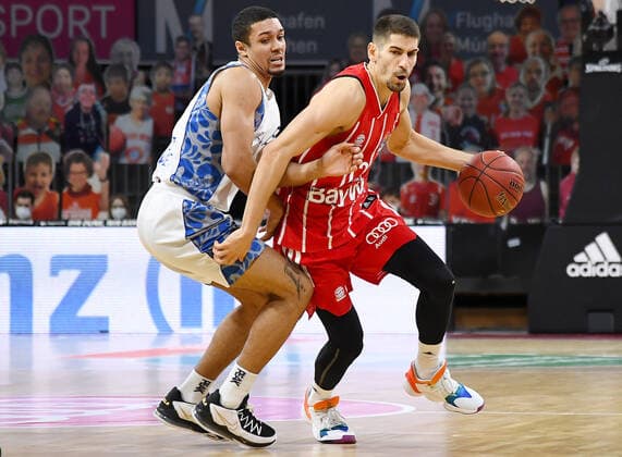 12 02 2021, xemx, Basketball BBL Bundesliga, FC Bayern Muenchen Basketball Fraport Skyliners emspor, v l Len Schoormann Fraport Skyliners , Diego Flaccadori FC Bayern Basketball duel, duel, fight, tackle Muenchen