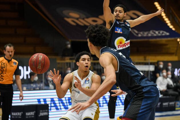James Robinson Basketball Loewen Braunschweig in a duel with Trae Bell Haynes HAKRO Merlins Crailsheim , behind him Nimrod Hilliard HAKRO Merlins Crailsheim , GER, HAKRO Merlins Crailsheim vs Basketball Loewen Braunschweig, 12 02 2021, 18 Spieltag easycredit Basketball Bundesliga, Spielzeit 2020 2021 GER, HAKRO Merlins Crailsheim vs Basketball Loewen Braunschweig, 12 02 2021, 18 Spieltag easycredit Basketball Bundesliga, Spielzeit 2020 2021 Crailsheim Copyright: xEibnerxPressefoto MichaelxMemmlerx EP_MMR