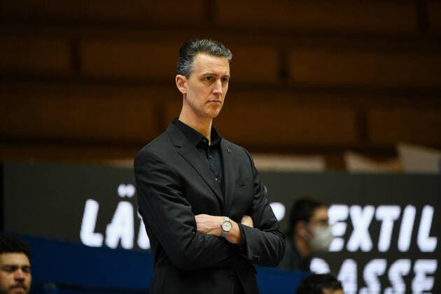 Pete Strobl Basketball Loewen Braunschweig watches the game, GER, HAKRO Merlins Crailsheim vs Basketball Loewen Braunschweig, 12 02 2021, 18 Spieltag easycredit Basketball Bundesliga, Spielzeit 2020 2021 GER, HAKRO Merlins Crailsheim vs Basketball Loewen Braunschweig, 12 02 2021, 18 Spieltag easycredit Basketball Bundesliga, Spielzeit 2020 2021 Crailsheim Copyright: xEibnerxPressefoto MichaelxMemmlerx EP_MMR