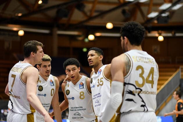 Lukas Meisner Basketball Loewen Braunschweig , Lukas Wank Basketball Loewen Braunschweig , James Robinson Basketball Loewen Braunschweig , Karim Jallow Basketball Loewen Braunschweig advise in the circle, Gavin Schilling Basketball Loewen Braunschweig GER, HAKRO Merlins Crailsheim vs Basketball Loewen Braunschweig, 12 02 2021, 18 Spieltag easycredit Basketball Bundesliga, Spielzeit 2020 2021 GER, HAKRO Merlins Crailsheim vs Basketball Loewen Braunschweig, 12 02 2021, 18 Spieltag easycredit Basketball Bundesliga, Spielzeit 2020 2021 Crailsheim. Copyright: xEibnerxPressefoto MichaelxMemmlerx EP_MMR