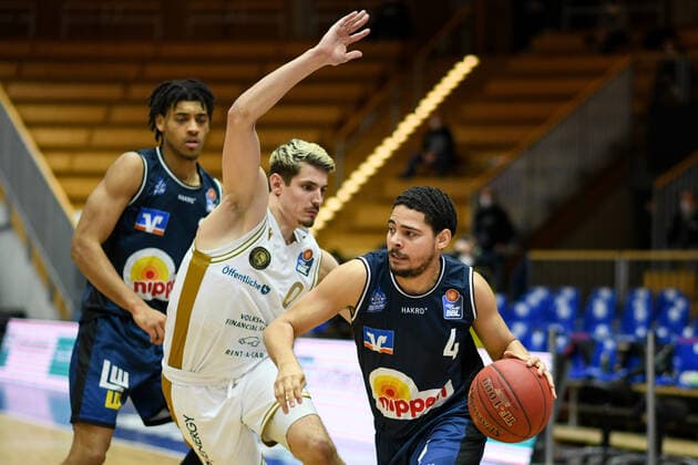 Nimrod Hilliard HAKRO Merlins Crailsheim in a duel with Lukas Wank Basketball Loewen Braunschweig , GER, HAKRO Merlins Crailsheim vs Basketball Loewen Braunschweig, 12 02 2021, 18 Spieltag easycredit Basketball Bundesliga, Spielzeit 2020 2021 GER, HAKRO Merlins Crailsheim vs Basketball Loewen Braunschweig, 12 02 2021, 18 Spieltag easycredit Basketball Bundesliga, Spielzeit 2020 2021 Crailsheim Copyright: xEibnerxPressefoto MichaelxMemmlerx EP_MMR