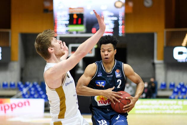 Trae Bell Haynes HAKRO Merlins Crailsheim fouls Martin Peterka Basketball Loewen Braunschweig , GER, HAKRO Merlins Crailsheim vs Basketball Loewen Braunschweig, 12 02 2021, 18 Spieltag easycredit Basketball Bundesliga, Spielzeit 2020 2021 GER, HAKRO Merlins Crailsheim vs Basketball Loewen Braunschweig, 12 02 2021, 18 Spieltag easycredit Basketball Bundesliga, Spielzeit 2020 2021 Crailsheim Copyright: xEibnerxPressefoto MichaelxMemmlerx EP_MMR
