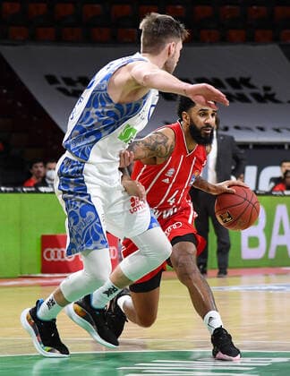 12 02 2021, xemx, Basketball BBL Bundesliga, FC Bayern Muenchen Basketball Fraport Skyliners emspor, v l Rasheed Moore Fraport Skyliners , Dennis Jerome Seeley FC Bayern Basketball duel, duel, fight, tackle Muenchen