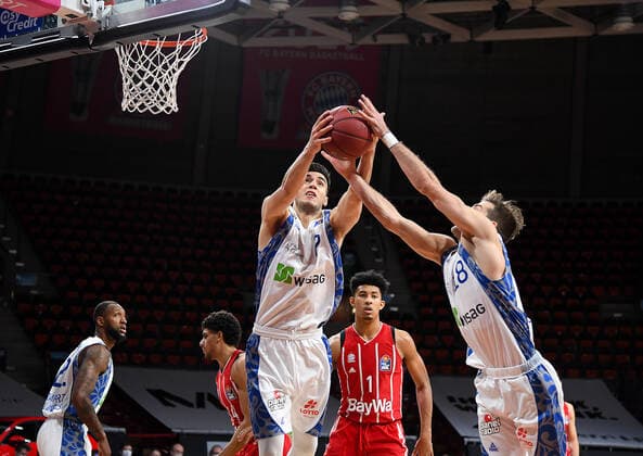 12 02 2021, xemx, Basketball BBL Bundesliga, FC Bayern Muenchen Basketball Fraport Skyliners emspor, v l Bruno Vrcic Fraport Skyliners , Joe Rahon Fraport Skyliners Muenchen