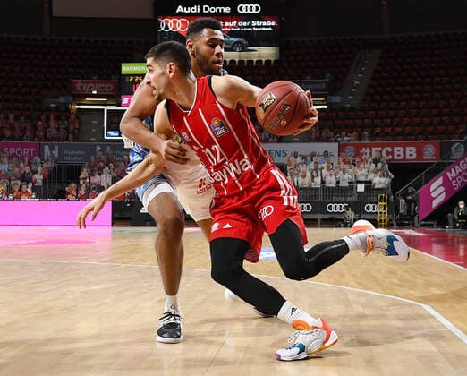 12 02 2021, xemx, Basketball BBL Bundesliga, FC Bayern Muenchen Basketball Fraport Skyliners emspor, v l Jordan Samare Fraport Skyliners and Diego Flaccadori FC Bayern Basketball duel, duel, fight, tackle Muenchen