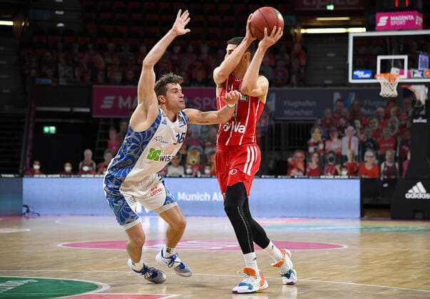 12 02 2021, xemx, Basketball BBL Bundesliga, FC Bayern Muenchen Basketball Fraport Skyliners emspor, v l Joe Rahon Fraport Skyliners iand Diego Flaccadori FC Bayern Basketball Zweikampf, Duel, Kampf, tackle Muenchen