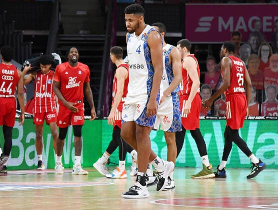 12 02 2021, xemx, basketball BBL Bundesliga, FC Bayern Muenchen basketball Fraport Skyliners emspor, v l team, players, disappointed, disappointed looking, dissapointed Muenchen