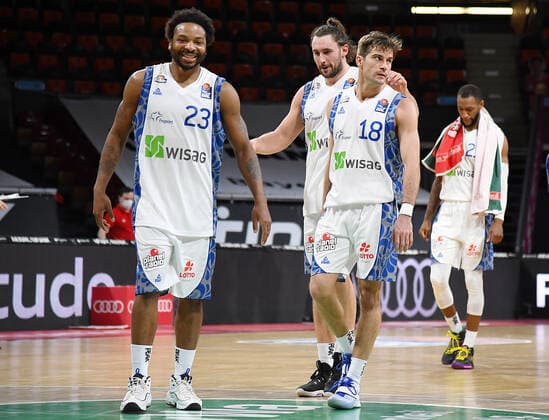 12 02 2021, xemx, basketball BBL Bundesliga, FC Bayern Muenchen basketball Fraport Skyliners emspor, v l team, players, disappointed, disappointed looking, dissapointed Muenchen