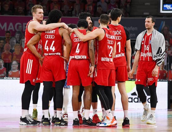 12 02 2021, xemx, Basketball BBL Bundesliga, FC Bayern Muenchen Basketball Fraport Skyliners emspor, v l cheer celebrate at the end of the match Muenchen