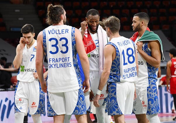 12 02 2021, xemx, basketball BBL Bundesliga, FC Bayern Muenchen basketball Fraport Skyliners emspor, v l team, players, disappointed, disappointed looking, dissapointed Muenchen