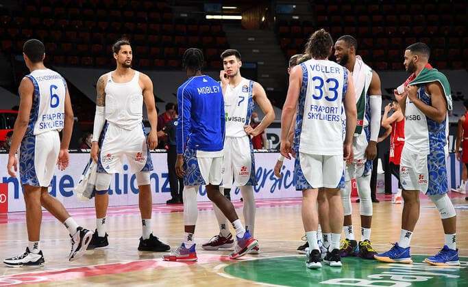 12 02 2021, xemx, basketball BBL Bundesliga, FC Bayern Muenchen basketball Fraport Skyliners emspor, v l team, players, disappointed, disappointed looking, dissapointed Muenchen