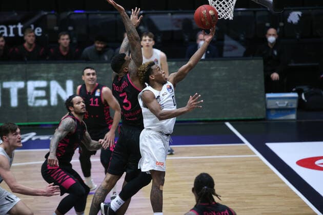 Basketball Germany, 1 Bundesliga, Hamburg Towers Telekom Baskets Bonn, Hamburg, 12 02 2021 James Thompson IV Bonn, l TJ Shorts Towers