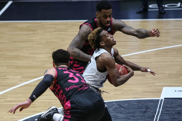 Basketball Germany, 1 Bundesliga, Hamburg Towers Telekom Baskets Bonn, Hamburg, 12 02 2021 Isaiah Philmore front and James Thompson IV both Bonn, back TJ Shorts Towers, M