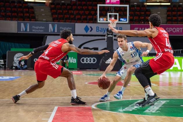 D Seeley 4 FC Bayern , Joe Rahon 18 Fraport Skyliner , FC Bayern Basketball vs Fraport Skyliners, BBL, 12 02 2021 Muenchen Bayern Germany Copyright: xkolbert-press UlrichxGamelx