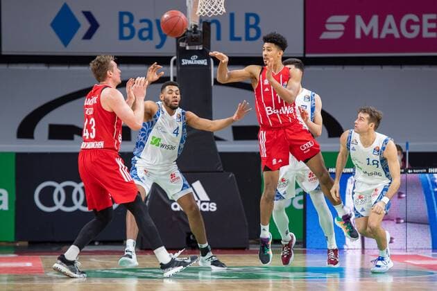 Jordan Samare 4 Fraport Skyliners , Jason George 1 FC Bayern , FC Bayern Basketball vs Fraport Skyliners, BBL, 12 02 2021 Muenchen Bayern Germany Copyright: xkolbert-press UlrichxGamelx