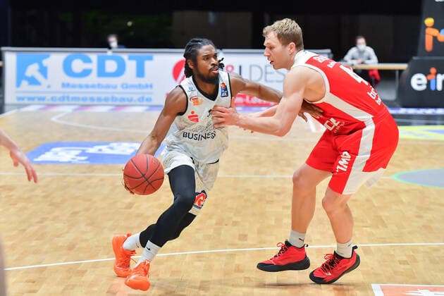 Chemnitz, Germany 12 February 2021 BBL 2020 2021 Niners Chemnitz vs Brose Bamberg v li in duel Marcus Thornton Chemnitz , Christian Sengfelder Bamberg , Copyright: xFotostandx xDostmannx