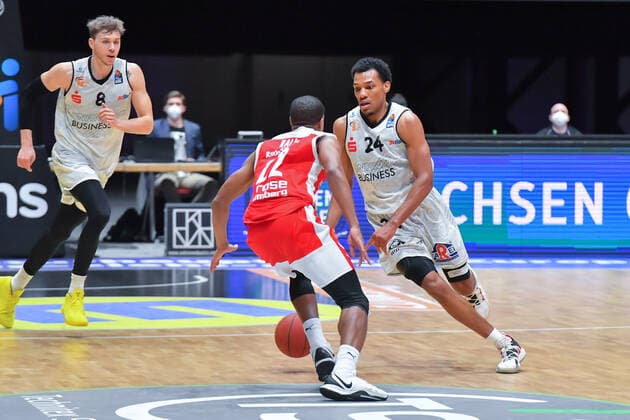 Chemnitz, Germany 12 February 2021 BBL 2020 2021 Niners Chemnitz vs Brose Bamberg v li in duel Devon Hall Bamberg , George King Chemnitz , Copyright: xFotostandx xDostmannx