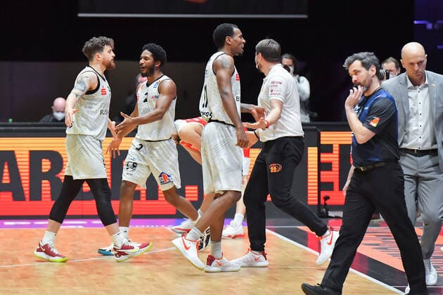 Chemnitz, Germany 12 February 2021 BBL 2020 2021 Niners Chemnitz vs Brose Bamberg Cheers from the players of the Niners Chemnitz after the 85 82 victory. Copyright: xFotostandx xDostmannx