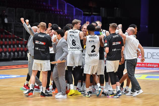Chemnitz, Germany 12 February 2021 BBL 2020 2021 Niners Chemnitz vs Brose Bamberg Cheers from the players of the Niners Chemnitz after the 85 82 victory. Copyright: xFotostandx xDostmannx