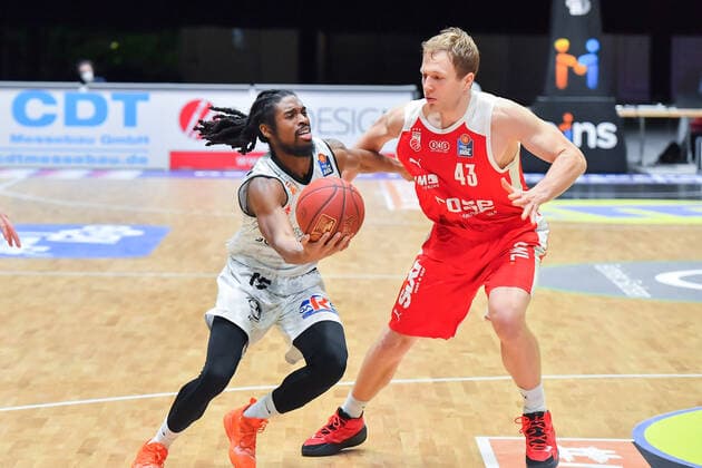 Chemnitz, Germany 12 February 2021 BBL 2020 2021 Niners Chemnitz vs Brose Bamberg v li in duel Marcus Thornton Chemnitz , Christian Sengfelder Bamberg , Copyright: xFotostandx xDostmannx