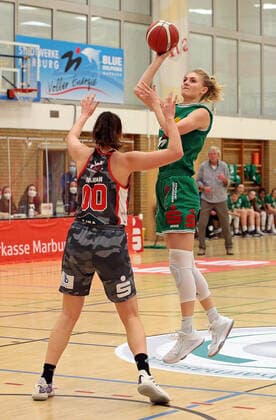 12 02 2021, xovx, Basketball Women, DBBL, 1 Bundesliga, BC Pharmaserv Marburg TSV 1880 Wasserburg v l , Margearet Mulligan TSV 1880 Wasserburg , Hanna Crymble BC Pharmaserv Marburg Marburg Sporthalle Georg Gaßmann Stadion Hessen Germany DE