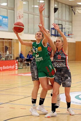 12 02 2021, xovx, Basketball Women, DBBL, 1 Bundesliga, BC Pharmaserv Marburg TSV 1880 Wasserburg v l Alexandra Wilke BC Pharmaserv Marburg , Anne Zipser TSV 1880 Wasserburg , Sophie Perner TSV 1880 Wasserburg Marburg Sporthalle Georg Gaßmann Stadion Hessen Germany DE