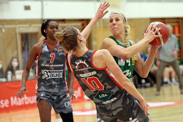 12 02 2021, xovx, Basketball Women, DBBL, 1 Bundesliga, BC Pharmaserv Marburg TSV 1880 Wasserburg v l Morgan Pullins TSV 1880 Wasserburg , Elisa Hebecker TSV 1880 Wasserburg , Marie Bertholdt BC Pharmaserv Marburg Marburg Sporthalle Georg Gaßmann Stadion Hessen Germany DE
