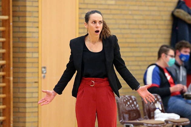 12 02 2021, xovx, Basketball Women, DBBL, 1 Bundesliga, BC Pharmaserv Marburg TSV 1880 Wasserburg coach Sidney Parsons TSV 1880 Wasserburg disappointed, disappointed looking, dissapointed Marburg Sporthalle Georg Gaßmann Stadion Hessen Germany EN