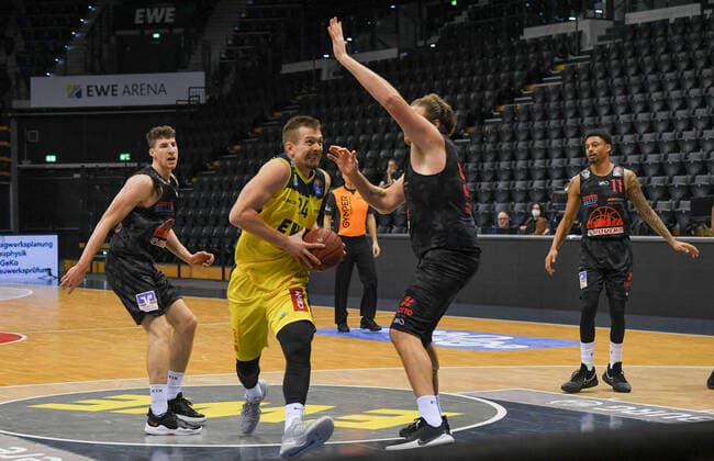 GER, Basketball, EWE Baskets Oldenburg vs JobStairs Giessen 46ers 12 02 2021, EWE Arena, Oldenburg, GER, easy Credit BBL, EWE Baskets Oldenburg vs JobStairs Giessen 46ers, in picture Rasid MAHALBASIC EWE Baskets Oldenburg 24 John BRYANT Jobstairs Giessen 46ers 54 nordphotoxRojahn nph00310