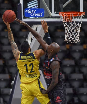 GER, Basketball, EWE Baskets Oldenburg vs JobStairs Giessen 46ers 12 02 2021, EWE Arena, Oldenburg, GER, easy Credit BBL, EWE Baskets Oldenburg vs JobStairs Giessen 46ers, in picture Martin BREUNING EWE Baskets Oldenburg 12 vs Brandon BOWMAN Jobstairs Giessen 46ers 15 nordphotoxRojahn nph00310
