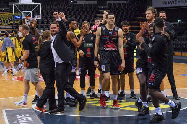 GER, Basketball, EWE Baskets Oldenburg vs JobStairs Giessen 46ers 12 02 2021, EWE Arena, Oldenburg, GER, easy Credit BBL, EWE Baskets Oldenburg vs JobStairs Giessen 46ers, in picture cheering after the win Rolf SCHOLZ Jobstairs Giessen 46ers Headcoach Diante GARRETT Jobstairs Giessen 46ers 11 Brandon BOWMAN Jobstairs Giessen 46ers 15 Scottie JAMES Jr Jobstairs Giessen 46ers 31 Tim UHLEMANN Jobstairs Giessen 46ers 10 John BRYANT Jobstairs Giessen 46ers 54 Alen PJANIC Jobstairs Giessen 46ers 8 Brandon THOMAS Jobstairs Giessen 46ers 33 Jonathan STARK Jobstairs Giessen 46ers 1 Steven WRIEDT Jobstairs Giessen 46ers Assistant Coach nordphotoxRojahn nph00310