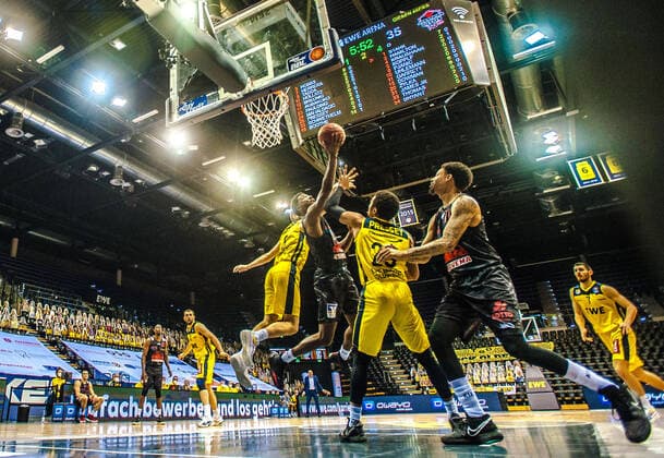 GER, Basketball, EWE Baskets Oldenburg vs JobStairs Giessen 46ers 12 02 2021, EWE Arena, Oldenburg, GER, easy Credit BBL, EWE Baskets Oldenburg vs JobStairs Giessen 46ers, in picture Isaac Brandon HAMILTON Jobstairs Giessen 46ers 2 Braydon HOBBS EWE Baskets Oldenburg 3 Phil PRESSEY EWE Baskets Oldenburg 25 Diante GARRETT Jobstairs Giessen 46ers 11 nordphotoxRojahn nph00310