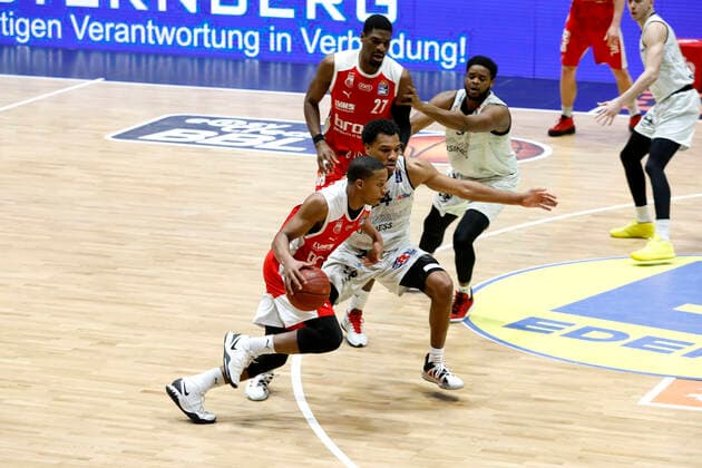 12 02 2021, easyCredit Basketball Bundesliga, BBL, 2020 2021 season, men, Chemnitz Niners Brose Bamberg Devon Hall, Brose Bamberg, George King, Niners Chemnitz Chemnitz Fair Chemnitz Saxony Germany