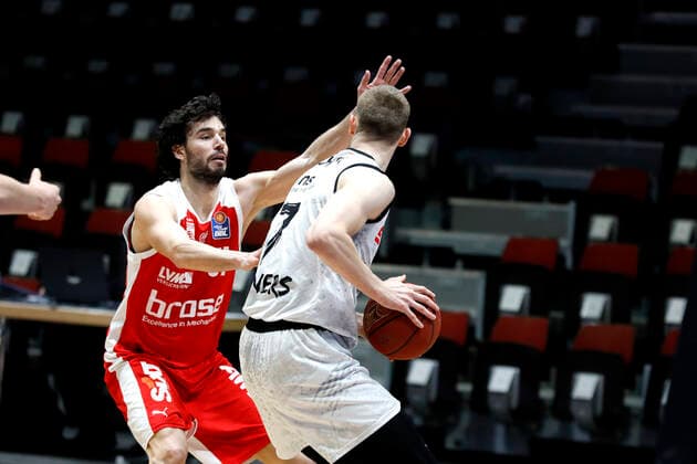 12 02 2021, easyCredit Basketball Bundesliga, BBL, season 2020 2021, men, Chemnitz Niners Brose Bamberg Jonas Richter, Niners Chemnitz, David Kravish, Brose Bamberg Chemnitz Fair Chemnitz Saxony Germany