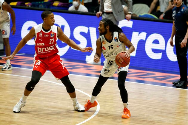 12 02 2021, easyCredit Basketball Bundesliga, BBL, 2020 2021 season, men, Chemnitz Niners Brose Bamberg Marcus Thornton, Niners Chemnitz, Devon Hall, Brose Bamberg Chemnitz Fair Chemnitz Saxony Germany