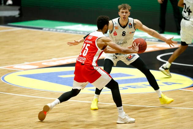 12 02 2021, easyCredit Basketball Bundesliga, BBL, season 2020 2021, men, Chemnitz Niners Brose Bamberg Kenneth Ogbe, Brose Bamberg Chemnitz Messe Chemnitz Sachsen Germany