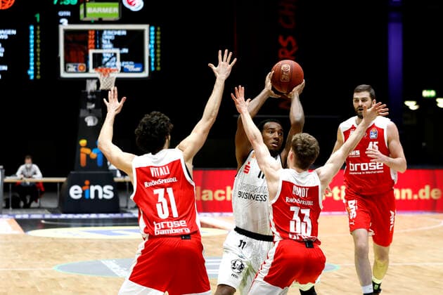 12 02 2021, easyCredit Basketball Bundesliga, BBL, season 2020 2021, men, Chemnitz Niners Brose Bamberg Michele Vitali, Brose Bamberg, Bennet Hundt, Brose Bamberg, Isiaha Mike, Niners Chemnitz Chemnitz Fair Chemnitz Saxony Germany