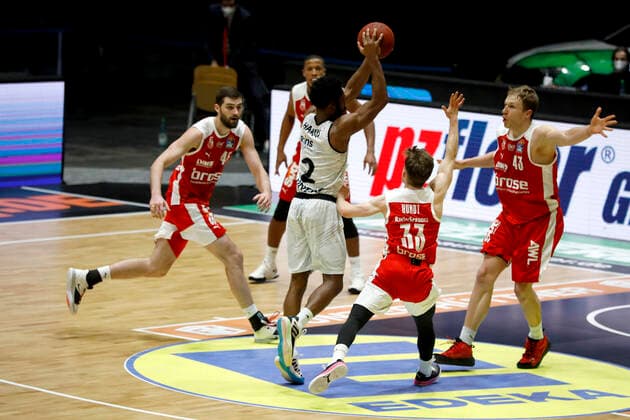 12 02 2021, easyCredit Basketball Bundesliga, BBL, 2020 2021 season, men, Chemnitz Niners Brose Bamberg Terrell Harris, Niners Chemnitz, Bennet Hundt, Brose Bamberg Chemnitz Fair Chemnitz Saxony Germany