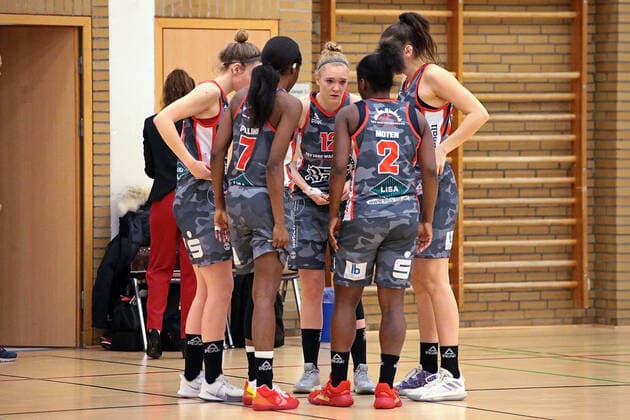 12 02 2021, xovx, Basketball Women, DBBL, 1 Bundesliga, BC Pharmaserv Marburg TSV 1880 Wasserburg v l Elisa Hebecker TSV 1880 Wasserburg , Morgan Pullins TSV 1880 Wasserburg , Laura Hebecker TSV 1880 Wasserburg , Kelly Moten TSV 1880 Wasserburg , Margearet Mulligan TSV 1880 Wasserburg Marburg Sporthalle Georg Gaßmann Stadion Hessen Germany DE