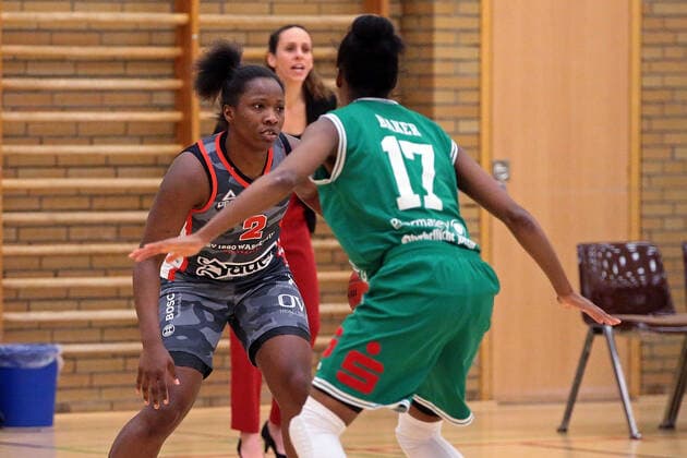 12 02 2021, xovx, Basketball Women, DBBL, 1 Bundesliga, BC Pharmaserv Marburg TSV 1880 Wasserburg v l Kelly Moten TSV 1880 Wasserburg , Tonisha Baker BC Pharmaserv Marburg Marburg Sporthalle Georg Gaßmann Stadion Hessen Deutschland DE